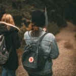 Dwójka przyjaciół z plecakami na leśnym szlaku koło Bełchatowa
