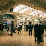 Tłum zwiedzających przy wystawie dinozaurów w muzeum