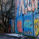 Kolorowe graffiti na miejskim murze w stylu street art