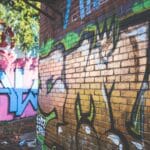 Kolorowy mural na ceglanej ścianie w Piotrkowie Trybunalskim