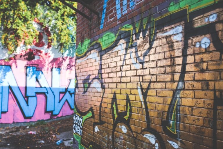 Kolorowy mural na ceglanej ścianie w Piotrkowie Trybunalskim