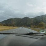 Widok górskiej drogi z okna jadącego samochodu