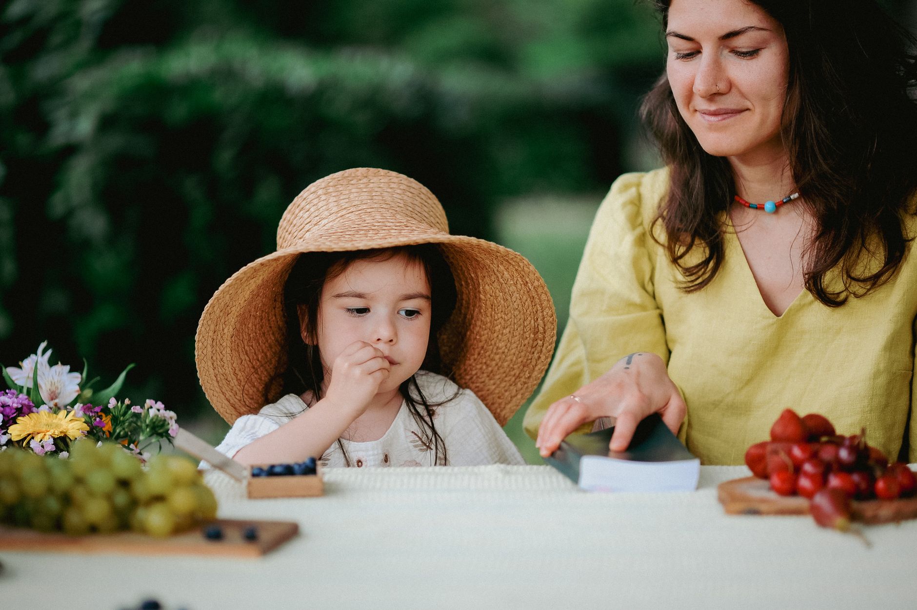 Mama z córką na spokojnym letnim pikniku z owocami na łonie natury