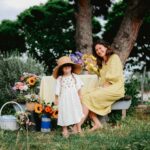 Mama z córką spacerują wśród kwiatów na spokojnej wsi pod Sieradzem