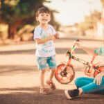 Mama z synem na rowerku trójkołowym spędzają spokojny dzień na słońcu