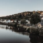 Spokojne nadrzeczne miasteczko otoczone zielenią nad Wartą w Sieradzu