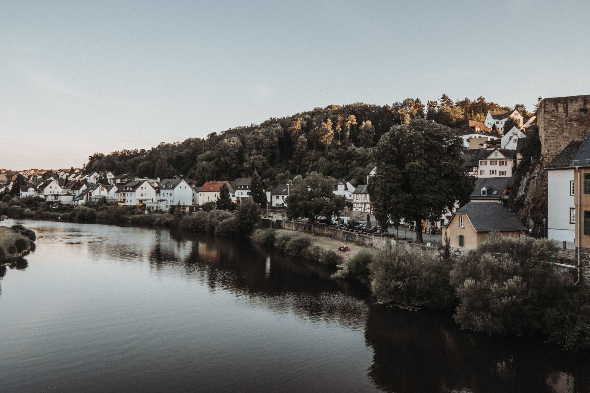 Spokojne nadrzeczne miasteczko otoczone zielenią nad Wartą w Sieradzu