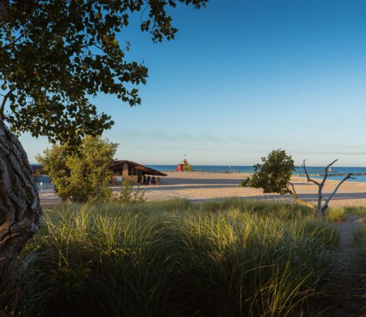 Zalew Jeziorsko czy rzeka Warta? Gdzie lepiej wybrać się na plażowanie blisko Sieradza Czerwona latarnia morska przy piaszczystej plaży i zieleni