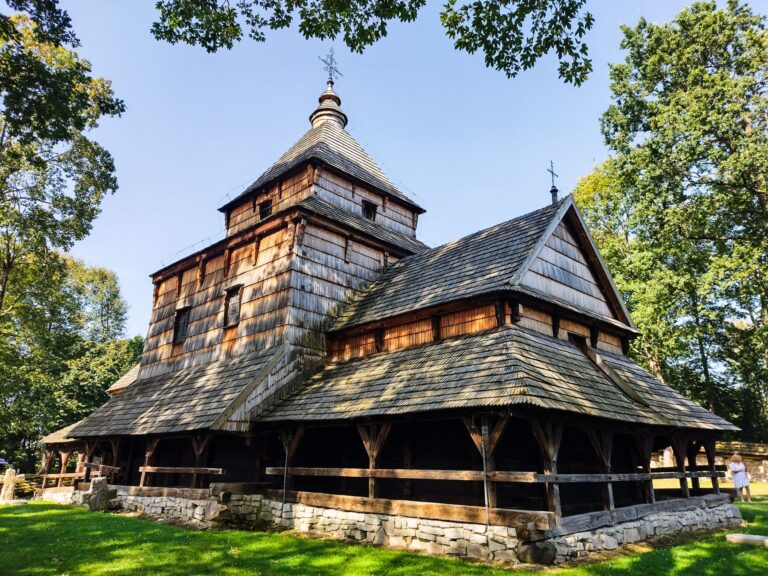 Drewniany kościół św. Marii Magdaleny w Radomsku – bezcenny zabytek architektury drewnianej