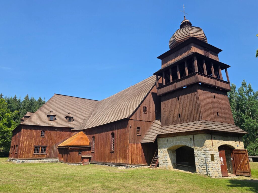 Drewniany kościół św. Marii Magdaleny w Radomsku – bezcenny zabytek architektury drewnianej