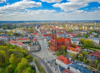Drewniany kościół św. Marii Magdaleny w Radomsku – bezcenny zabytek architektury drewnianej