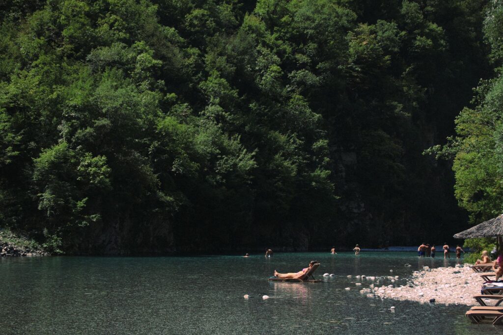Ludzie wypoczywający na plaży nad jeziorem w Albanii