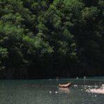 Ludzie wypoczywający na plaży nad jeziorem w Albanii