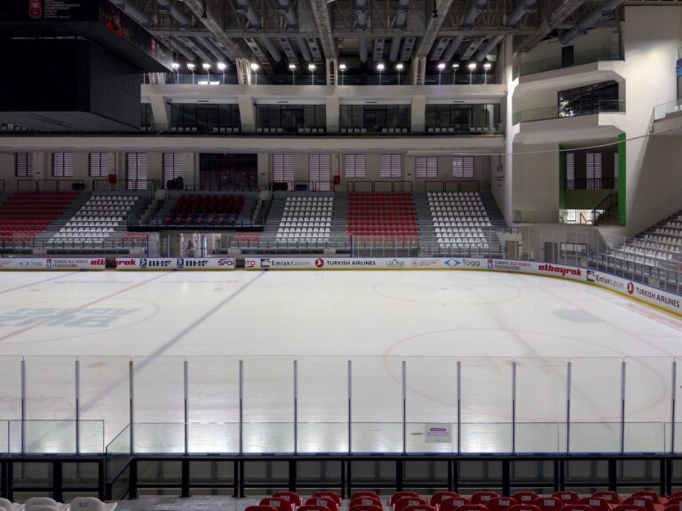 Arena Lodowa w Tomaszowie Mazowieckim – cennik, godziny ślizgawek ogólnodostępnych i zasady wejścia