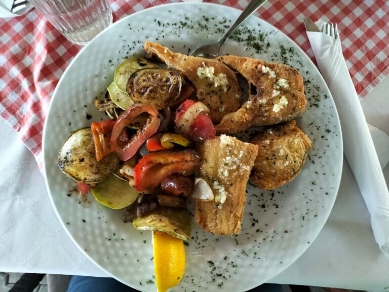 Gdzie zjeść dobrą rybę w Sieradzu i okolicach? Przegląd smażalni oraz menu Chatki Rybackiej